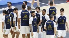 Los jugadores del Real Madrid antes del duelo ante el Casademont Zaragoza.