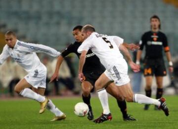 Zidane y Ronaldo fueron dos estiletes en el ataque madridista. La zaga local nunca pudo hacerles frente...