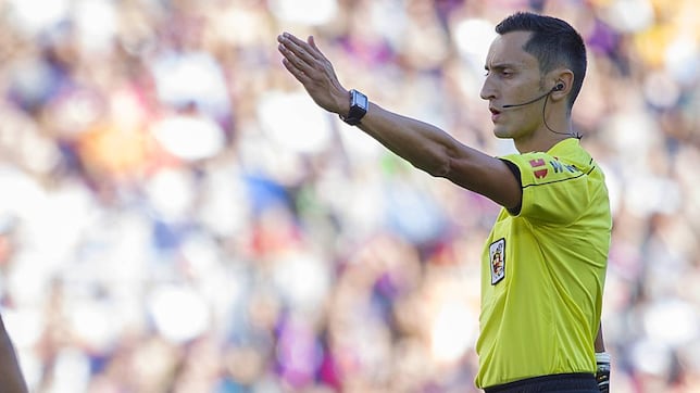 Sánchez Martínez, así es el árbitro del clásico Real Madrid - Barcelona