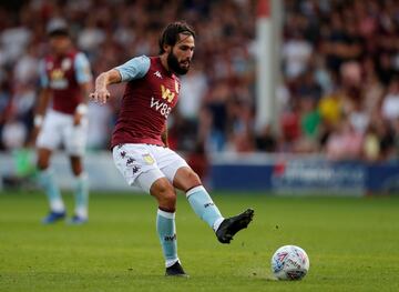 Extremo derecho. Tras formarse en el Celta, y con experiencias en el Castilla y Eibar, su primera experiencia inglesa fue en el Brentford. De ahí paso al Birmingham, y fue el año pasado cuando fichó por el Aston Villa. Tiene contrato hasta 2021 y su valor de mercado es de 3,5 millones.