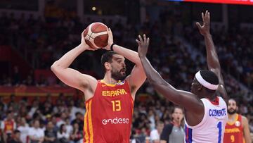 Spain's Marc Gasol (L) holds the ball during the Basketball World Cup Group C game between Puerto Rico and Spain in Guangzhou on September 2, 2019. (Photo by Nicolas ASFOURI / AFP)