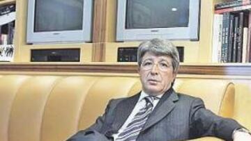 <b>INTRANQUILO. </b>Enrique Cerezo lo está pasando mal. En su rostro se refleja la preocupación por la marcha del equipo.