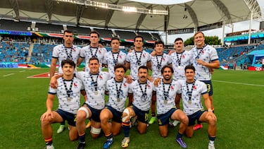 La Selecci¨®n espa?ol de rugby siete posa con su plata mundial en Los ?ngeles.