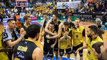 Los jugadores del Iberostar Tenerife celebran la victoria ante el Tecnyconta Zaragoza.