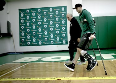 En su partido de debut con Boston Celtics cayó sobre su tobillo con todo su peso en un salto con LeBron James. Al aterrizar, su pie quedó atrapado mientras su cuerpo seguía girando. Como resultado, su tobillo quedó mirando en dirección opuesta. 