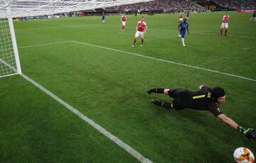 1-0. Petr Cech en el primer gol que marc¨® Olivier Giroud.