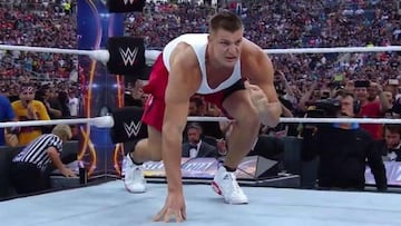 Rob Gronkowski asalta el ring en una pelea de Wrestlemania