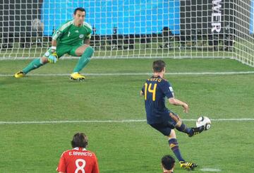 En la siguiente jugada al penalti parado por Casillas, Carlos Batres anularía un gol a la Selección española: Villa se internó en el área guaraní y cayó ante una entrada de Alcaraz. Batres pitó penalti. Lo lanzó Xabi Alonso y marcó, pero el colegiado lo anuló porque Cesc invadió el área antes del tiro. El tolosarra repitió el lanzamiento, pero en esta ocasión Justo Villar detuvo el tiro. En el rechace, el meta guaraní derribó a Cesc, pero Batres no señaló nada.