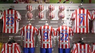 <b>LOS NUEVOS. </b>Las camisetas de los fichajes, en la tienda del Atleti.