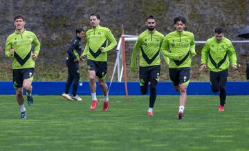 Los jugadores de la Real Sociedad Aihen Mu?oz, Mikel Odriozola, Brais Mndez, ?lex Marchal y Ander Barrenetxea, este martes durante un entrenamiento previo al partido de ida de ma?ana de la semifinal de la Copa del Rey frente al Real Madrid. 