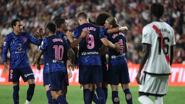 Los jugadores del Atlético celebran el tanto del empate ante el Rayo Vallecano.