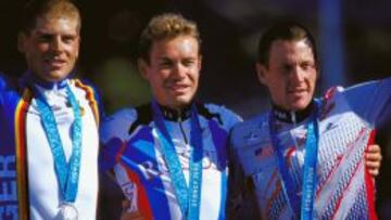 Jan Ullrich, Viacheslav Ekimov y Lance Armstrong en el podio de los Juegos de Sydney 2000.