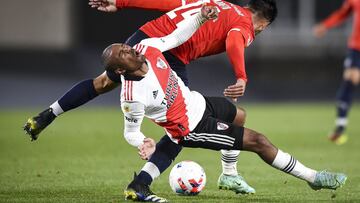 BUENOS AIRES, ARGENTINA - SEPTEMBER 05:  Nicolas De La Cruz of River Plate fights for the ball with Sergio Bareto of Independiente during a match between River Plate and Independiente as part of Torneo Liga Profesional 2021 at Estadio Monumental Antonio Vespucio Liberti on September 5, 2021 in Buenos Aires, Argentina. (Photo by Marcelo Endelli/Getty Images)