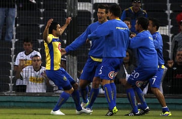 Pedro Muñoz celebra un gol ante Colo Colo en el Monumental (Crédito: Photosport). 