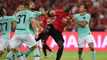 Manchester United&#039;s Paul Pogba (2nd R) is surrounded by Inter Milan players during the International Champions Cup football match between Manchester United and Inter Milan in Singapore on July 20, 2019. (Photo by Roslan RAHMAN / AFP)
