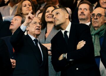 Florentino Perez, presidente del Real Madrid, enseña a presidente del equipo de fútbol inglés Manchester City, cómo va avanzando el nuevo Bernabéu.