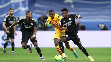 Vinicius y Dembélé, en el Clásico de Liga del Bernabéu de la temporada 2021-22.