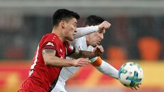 LEV01. LEVERKUSEN (ALEMANIA), 06/02/2018.- El jugador Charles Aranguiz (i) de Leverkusen disputa el bal&oacute;n con Zlatko Junuzovic (d) de Bremen hoy, martes 6 de febrero de 2018, durante un partido de cuartos de final entre Bayer Leverkusen y Werder Bremen por la Copa de Alemania, en en Leverkusen, (Alemania). EFE/Ronald Wittek/ATENCI&Oacute;N - LA FEDERACI&Oacute;N ALEMANA DE F&Uacute;TBOL (DFB) PROH&Iacute;BE EL USO Y PUBLICACI&Oacute;N DE IM&Aacute;GENES DE MANERA SECUENCIAL EN INTERNET Y OTROS MEDIOS ONLINE DURANTE EL PARTIDO (INCLUIDO EL DESCANSO). LA FEDERACI&Oacute;N ALEMANA DE F&Uacute;TBOL (DFB) PERMITE EL USO Y PUBLICACI&Oacute;N DE IM&Aacute;GENES PARA SERVICIOS M&Oacute;VILES (ESPECIALMENTE MMS) Y PARA EL SISTEMA DVB-H (DIGITAL VIDEO BROADCASTING-HANDHELD) Y DMB SOLO TRAS EL FINAL DEL PARTIDO