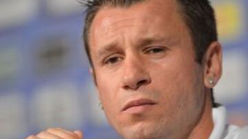 Considera "graves" las declaraciones del futbolista italiano, que se disculpó tras decir que esperaba que no hubiese "ningún" homosexual en la ''azzurra''.