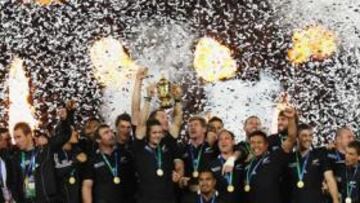 <b>CAMPEONES DEL MUNDO 2011. </b>Los jugadores de Nueva Zelanda celebran el título mundial en Eden Park 24 años después de conseguir el primero en el mismo escenario.