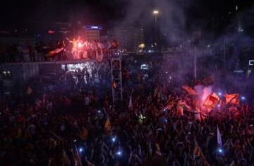 Fan芍ticos del equipo Galatasaray celebran, la Superliga de Campeones de Turqu赤a, en Estambul (Turqu赤a). El Galatasaray logr車 su vig谷simo t赤tulo de campe車n de la Liga turca, tras el empate (2-2) cosechado hoy por el Fenerbahce, segundo clasificado, en su visita al campo del Istanbul Basaksehir.