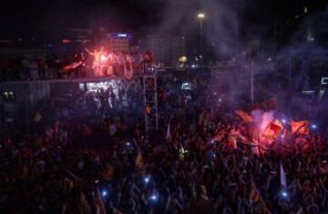 Fanáticos del equipo Galatasaray celebran, la Superliga de Campeones de Turquía, en Estambul (Turquía). El Galatasaray logró su vigésimo título de campeón de la Liga turca, tras el empate (2-2) cosechado hoy por el Fenerbahce, segundo clasificado, en su visita al campo del Istanbul Basaksehir. 