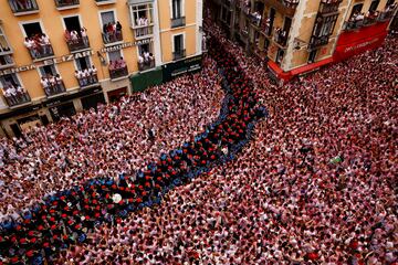 Ambiente en la Plaza Consistorial, plaza que está situada en el corazón del Casco Antiguo de Pamplona, donde se realiza el Chupinazo.