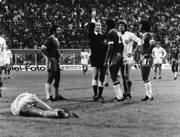 Luiz Pereira recuerda muy bien ese partido en el que lució el brazalete de capitán, ya que fue expulsado tras una entrada durísima a Neeskens. El partido fue bastante caliente por parte de ambas selecciones y el líbero brasileño ya tenía una tarjeta amarilla de la primera parte, pero se ganó la roja directa cuando Neeskens salió despedido en un lance.