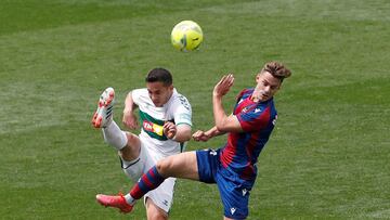 ELCHE, 24/04/2021.- El delantero del Levante Dani Gómez (d) y el centrocampista del Elche Iván Marcone, durante el partido de la jornada 32 de LaLiga que disputaron ambos equipos este sábado en el estadio Martínez Valero de Elc