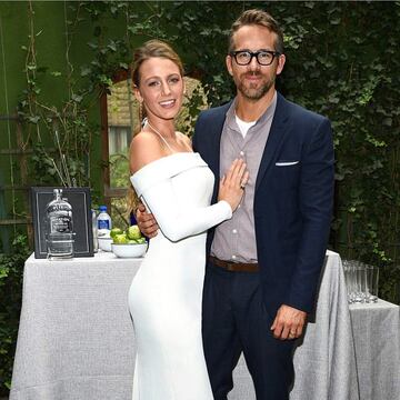 El popular matrimonio de actores de Hollywood Ryan Reynolds y Blake Lively también se han sumado a la lucha contra la pandemia con una donación de un millón de dólares a bancos de alimentos de Canadá y Estados Unidos a través de las organizaciones Feeding Ameirca y Food Banks Canada. "El Covid-19 está teniendo un impacto brutal en los más mayores y en las familias de bajos ingresos", ha recordado el intérprete.