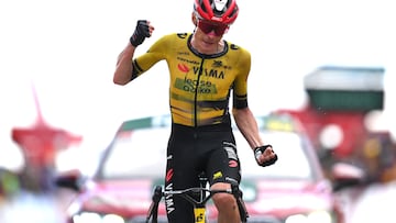 Jonas Vingegaard celebra en la meta su victoria de etapa durante la 9.ª etapa de La Vuelta a España 2025.