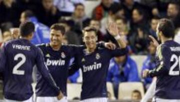 NOCHE REDONDA EN MESTALLA. Cristiano celebra su primer gol en el partido junto a Di María, Varane, Özil e Higuaín, que llega en carrera.