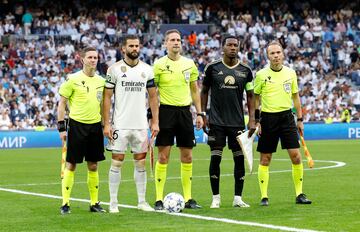 Espen Eskas, en el centro de la imgane. acompa?ado por sus jueces de lnea, ms los capitanes Nacho (Real Madrid) y Becker (Union Berlin).