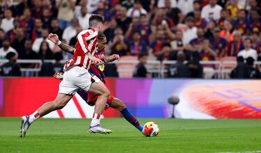4-0. Raphinha, dentro del área, recorta hacia fuera y, con muy poco ángulo, suelta un zurdazo para superar a Unai Simón. El balón entra por la escuadra del palo corto del guardameta del Athletic.