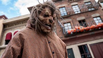 Actores caracterizados durante la temporada de Halloween en el Parque Warner de Madrid, a 28 de octubre de 2021, en San Martín de la Vega, Madrid (España). La festividad de Halloween se ha consolidado como una temporada esencial en la industria turística de España, tanto es así que lugares como el Parque Warner en Madrid prevé recibir más de 260.000 visitantes durante estas semanas en las que el terror cobra protagonismo. Esto supone un 10% más de visitantes que el pasado año y la mayoría de ellos provienen de fuera de la Comunidad de Madrid. La temporada de Halloween, que se extiende desde finales de septiembre hasta principios de noviembre, se ha convertido en un período clave para el turismo en Parque Warner que se beneficia del denominado 'turismo de Halloween' gracias a su amplia oferta de entretenimiento y su constante renovación.
28 OCTUBRE 2023;WARNER;HALLOWEEN;DISFRACES;DECORACIÓN;PARQUE
A. Pérez Meca / Europa Press
28/10/2023