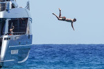 El delantero del conjunto de Milán Zlatan Ibrahimovic se en encuentra de vacaciones junto a su familia en Saint-Tropez, una localidad francesa que pertenece a la región de Provenza-Alpes-Costa Azul del sureste francés. El jugador sueco ha aprovechado su estancia en el gran yate para ejercitarse. 