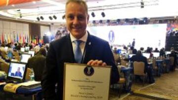 Paco Blázquez con el título del Mundial 2019