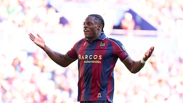 VALENCIA, SPAIN - SEPTEMBER 14: Etta Eyong of Levante UD reacts during the LaLiga EA Sports match between Levante UD and Real Betis Balompie at Ciutat de Valencia on September 14, 2025 in Valencia, Spain. (Photo by Aitor Alcalde Colomer/Getty Images)