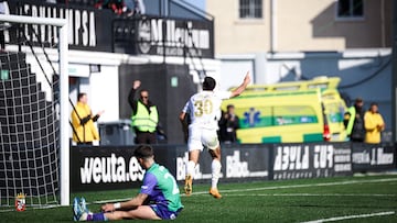 Sofiane festeja el 2-2. En el suelo Nelson Monte,