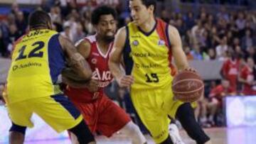 Simon Chase defiende a David Navarro y Shawn Jones.