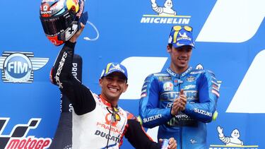 MotoGP - Styrian Grand Prix - Red Bull Ring, Spielberg, Austria - August 8, 2021 Pramac Racing's Jorge Martin celebrates winning the MotoGP race on the podium with second placed Team SUZUKI ECSTAR's Joan Mir REUTERS/Borut Zivulovic