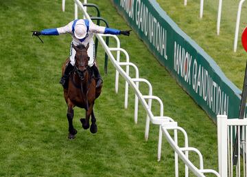 West Balboa celebrando la victoria durante el Aintree Grand National.