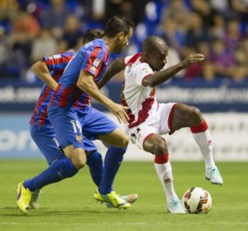 El centrocampista francés del Rayo Vallecano Kakuta  lucha el balón con el defensa Pedro López, del Levante, durante el partido de la sexta jornada de Liga en Primera Division que se juega esta noche en el estadio Ciutat de Valencia.