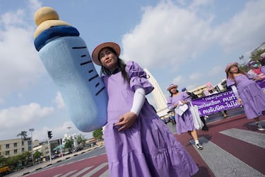La gente asiste a una manifestación para conmemorar el Día Internacional de la Mujer en Bangkok, Thailandia.