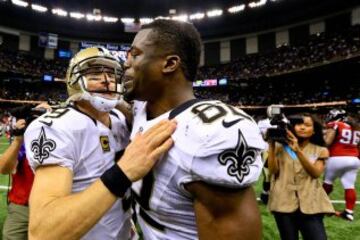 Drew Brees, quarterback de New Orleans Saints, dando la enhorabuena a su TE Benjamin Watson, héroe del partido. 