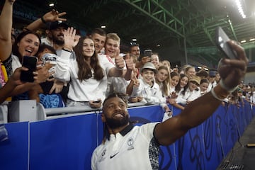 El fiyiano Nayacalevu celebra con su afición el triunfo ante Australia. 
