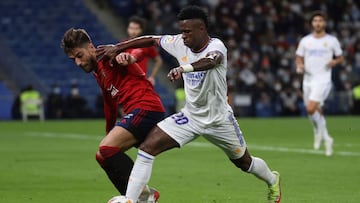 GRAF1321. MADRID, 27/10/2021.- El delantero brasile&ntilde;o del Real Madrid, Vinicius Junior (d) pelea un bal&oacute;n con el defensa de Osasuna Nacho Vidal, durante el partido entre Real Madrid y Osasuna, de LaLiga, que se disputa este mi&eacute;rcoles 