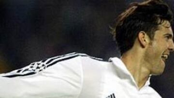 <B>EN RACHA.</B> Solari abrió el marcador con un gol de mucha habilidad tras una combinación perfecta con Guti. Está en un gran momento.