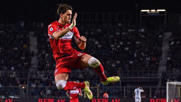 Dusan Vlahovic, jugador de la Fiorentina, celebra el gol anotado ante la Atalanta.