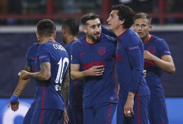 Los jugadores del Atl¨¦tico de Madrid celebrando el gol de Gim¨¦nez